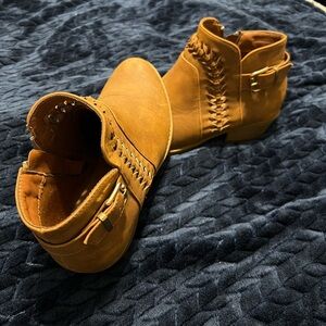 TOP Moda Tan Ankle Boots
